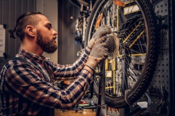 Dubliner fixing bicycle